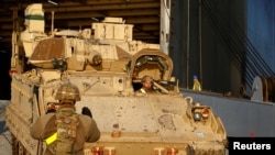 资料照片:拉脱维亚里加港口的一辆美国陆军“布拉德利”战车。(2019年10月16日)