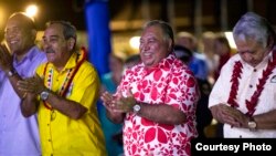 瑙鲁前总统瓦卡(中)