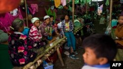 ကချင်စစ်ဘေးရှောင် ဒုက္ခသည်များကို ကချင်ပြည်နယ်ရှိ ယာယီစစ်ရှောင်စခန်းတခုမှာ တွေ့ရ။ (မေ ၁၂၊ ၂၀၁၈)