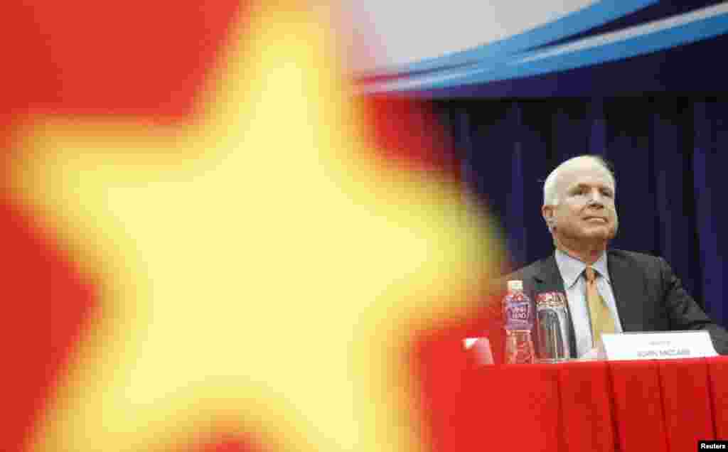 Thượng nghị sĩ Hoa Kỳ John McCain, Chủ tịch Ủy ban Quân vụ Thượng viện, nói chuyện với sinh viên Đại học Khoa học Xã hội và Nhân văn tại Thành phố Hồ Chí Minh, ngày 29 tháng 5 năm 2015. Theo tường trình của truyền thông trong nước, ông đã cổ xúy hiệp định Đối tác Xuyên Thái Bình Dương TPP (mà giờ Mỹ đã từ bỏ dưới chính quyền Trump) và kêu gọi dỡ bỏ lệnh cấm vũ khí sát thương của Mỹ đối với Việt Nam (được Tổng thống Obama loan báo vào năm 2016), cũng như lên án hành động của Trung Quốc ở Biển Đông có tranh chấp.  