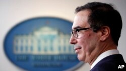 美国财政部长姆努钦在白宫的新闻简报室谈及新型冠状病毒(2020年4月2日)。