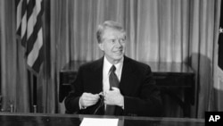 历史照片:美国总统卡特在白宫椭圆形办公室准备在电视上宣布与北京建交。(1978年12月10日)