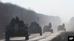 2015年2月23日乌克兰士兵乘坐装甲车在乌克兰东部。