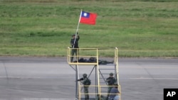 2023年的台湾汉光39号演习,一名士兵挥舞国旗。