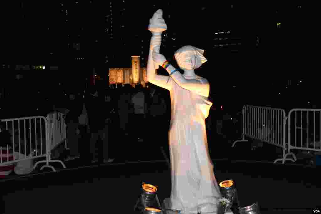 纪念六四25周年香港维园烛光晚会(美国之音图片/海彦拍摄)