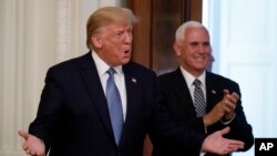 Tổng thống Donald Trump và Phó Tổng thống Mike Pence đến dự một sự kiện của các nhà lãnh đạo da đen trẻ tại Nhà Trắng ở Washington, ngày 4 tháng 10, 2019.