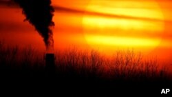 资料照:火力发电厂的烟囱排放出弄弄黑烟。