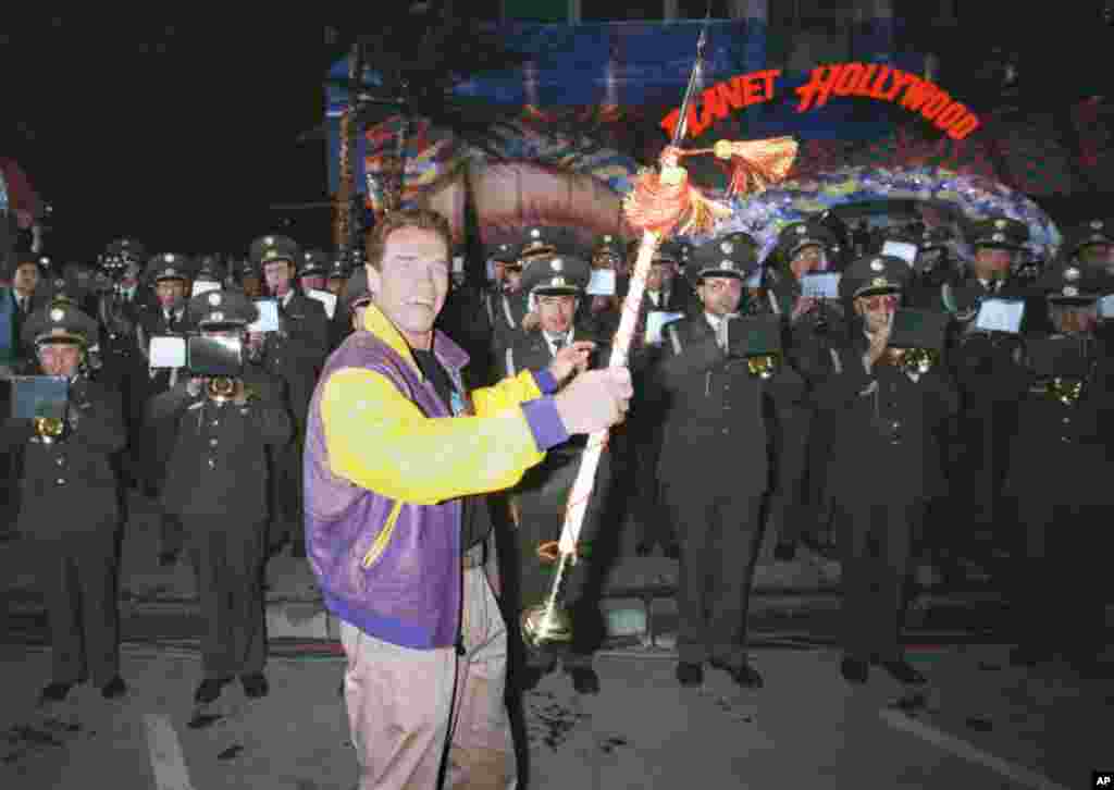 1996年9月24日,在莫斯科的“好莱坞星球”餐厅开幕式上,施瓦辛格指挥军乐队演奏