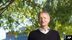 资料照片:2015年3月25日,计算机科学家杰弗里·辛顿在谷歌加州总部留影。(美联社照片)