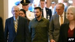 Президент України Володимир Зеленський у супроводі лідера більшості в Сенаті Чака Шумера та лідера меншості в Сенаті Мітча Макконнелла. Капітолій США, Вашингтон, 21 вересня, 2023.