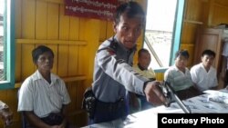 လူမှုကွန်ယက်ပေါ်က သေနတ်နဲ့ချိန် ငေါက်ငမ်းပြောဆိုခဲ့တဲ့ ရဲအရာရှိပုံ (Citizen Journalist)