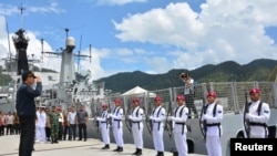 印尼总统佐科·维多多视察纳土纳岛上的一处军事基地。(2020年1月9日)