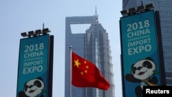 上海浦东竖起的中国国际进口博览会的宣传广告牌 (2018年10月17日)