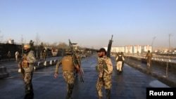 ဖေဖော်ဝါရီလ ၂၇ရက်နေ့က ကာဘူးမြို့ရှိ အသေခံ ဗုံးဖောက်ခွဲမှု ဖြစ်ပွားသည့် နေရာသို့ သွားနေသော အာဇဂန် လုံခြုံရေး တပ်ဖွဲ့ဝင်များ။