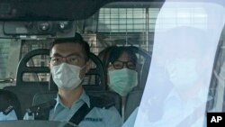 被香港当局控以“煽颠罪”的香港支联会副主席邹幸彤被警察带往一家法院。(2021年9月10日)