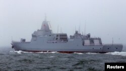 中国海军055型万吨导弹驱逐舰“南昌舰”在青岛附近参加海军演练。(2019年4月23日)