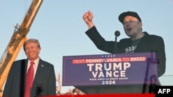 资料照片:特斯拉总裁埃隆·马斯克2024年10月5日在特朗普的竞选集会上讲话。