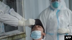 ရန်ကုန်-မန္တလေး အဝေးပြေး ကားမောင်းသူအား ကျန်းမာရေးဝန်ထမ်းများက COVID-19 ရှိမရှိ စစ်ဆေး (အောက်တိုဘာ ၁၃၊ ၂၀၂၀)