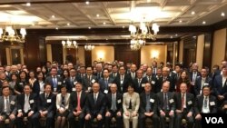 参加华盛顿“选择美国”投资峰会台湾代表团与美台官员2019年6月10日在欢迎晚宴中合影(美国之音钟辰芳拍摄)