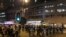 香港防暴警察2019年11月10日在荃湾戒备清场 (美国之音记者海彦拍摄)