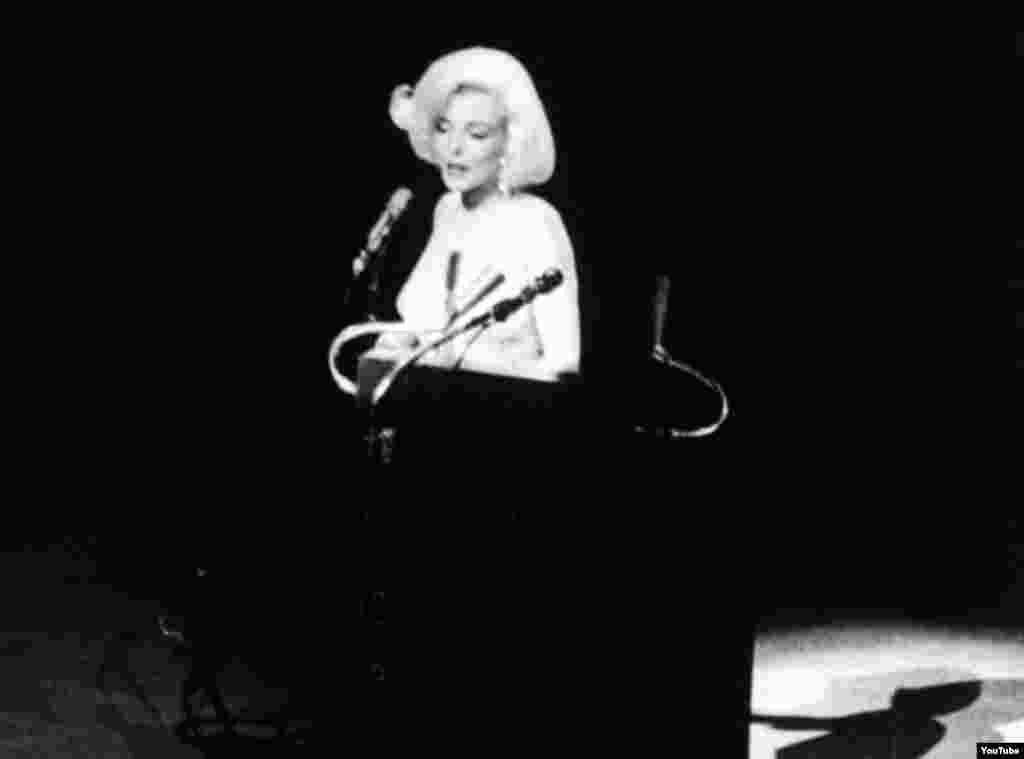 Nữ minh tinh Marilyn Monroe xuất hiện trên khấu lễ trao giải Oscar năm 1962 và hát chúc mừng sinh nhật Tổng thống John F. Kennedy với lời bài hát do cô viết lại. Sự kiện này càng khơi lên thêm những đồn đoán về mối quan hệ giữa cô và vị tổng thống. Đây cũng là lần xuất hiện cuối cùng của Marilyn Monroe trước công chúng trước khi qua đời vài tháng sau đó. (Ảnh tư liệu).