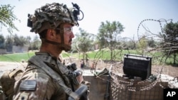 美国陆军发布的照片显示,一名82空降师的伞兵在喀布尔的哈米德·卡尔扎伊国际机场执行安全警戒任务。(2021年8月28日)