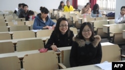 资料照:2011年11月27日,在中国东部安徽省合肥市,考生们准备参加中国公务员考试,全国有1.33亿人参加考试,以获得18000个政府职位的资格。(法新社)