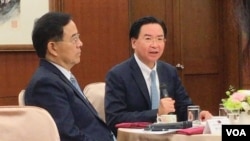 台湾外长吴钊燮(右)2019年11月22日在外交部茶叙上讲话。左为国际传播司司长陈明政。(美国之音齐勇明拍摄)