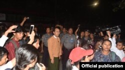 ဖုယွင် အထည်ချုပ်စက်ရုံက ဆန္ဒပြအလုပ်သမားတွေကို သပိတ်စခန်းပြန်ဖို့ ဘတ်စ်ကားတွေ စီစဉ်ပေးနေတဲ့ ရန်ကုန်တိုင်းဝန်ကြီးချုပ် ဦးဖြိုးမင်းသိန်း