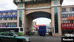 一辆挂朝鲜牌照的卡车开进中国辽宁丹东市的一个院落,院子里停着装满货物的卡车准备通过友谊桥前往朝鲜。(2018年6月12日)