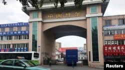 资料照:一辆朝鲜牌照的卡车开进中国丹东市一院落等待跨桥回朝鲜。(2018年6月12日)