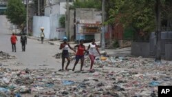 海地太子港市中心,人们走在布满垃圾的街道上。(美联社:2024年9月5日)