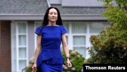 资料照片:华为高管孟晚舟离开自己位于温哥华的豪宅,前往法庭参加引渡听证。