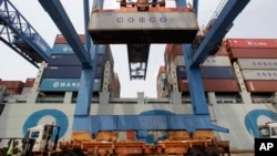 来自中国的集装箱货轮在波士顿港口卸货(2012年7月13日)