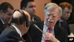 周二在秘鲁利马举行的一次会议上,美国国家安全顾问约翰·博尔顿(右)与美国商务部长罗斯交谈。(2019年8月6日)