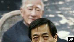 薄熙来2007年在其父薄一波的葬礼上(资料照片)