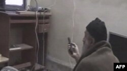 Осама бін Ладен переглядає телевійзійну програму про себе