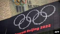 西藏新疆活动人士在洛桑用铁丝网编织奥运圆环抗议中国2022年主办北京冬奥会(法新社2021年6月23日)