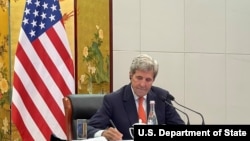 美国总统气候变化事务特使约翰·克里(John Kerry)在天津出席与中国外长王毅的视讯会议(美国国务院提供照片)