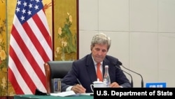 美国总统气候变化事务特使约翰·克里(John Kerry)在天津出席与中国外长王毅的视讯会议(美国国务院提供照片)