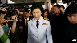 2014年1月28日,泰国总理英拉在曼谷陆军俱乐部会晤选举委员会成员后离开会场。