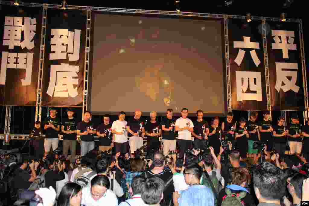 纪念六四25周年香港维园烛光晚会(美国之音图片/海彦拍摄)