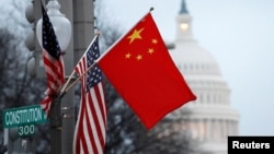 资料照:美中国旗在华盛顿宾夕法尼亚大道上飘扬,背景是国会大厦。