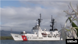 美国海警队一艘舰船2010年7月在夏威夷州海域巡逻 ” (美国国防部照片)