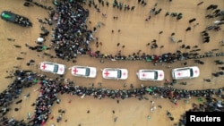 2025年2月20日,哈马斯交还被绑架扣押在加沙的四名以色列人质的尸体,其中包括两名最年幼的以色列婴儿克菲尔·比巴斯(Kfir Bibas)和他四岁的哥哥阿里尔(Ariel)和他们的母亲。