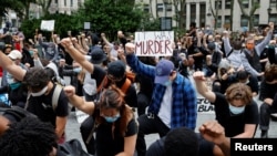 在美国纽约曼哈顿,抗议者们参加弗洛伊德的抗议集会。(2020年6月2日)