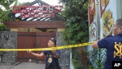 菲律宾警察在宿务封锁中国外交官被枪杀案的现场。(2015年10月21日)