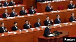 2025年3月5日中国国务院总理李强在全国人民代表大会开幕会议上作工作报告,中国国家主席习近平和其他官员鼓掌。