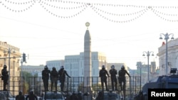 Архівне фото: Співробітники правоохоронних органів перекрили вулицю під час мітингу опозиції з вимогою відставки Олександра Лукашенка більше ніж через місяць після спірних президентських виборів у Мінську, Білорусь, 20 вересня 2020 року. Tut.By через REUTERS