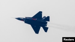 2014年11月10日,中国FC-31隐形战机在广东珠海举行的第十届中国国际航空航天展览会举行之前试飞。